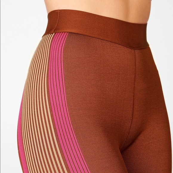 Ultra High-Waisted Seamless Stripe Legging Med fabletics Java - Picture 6 of 14
